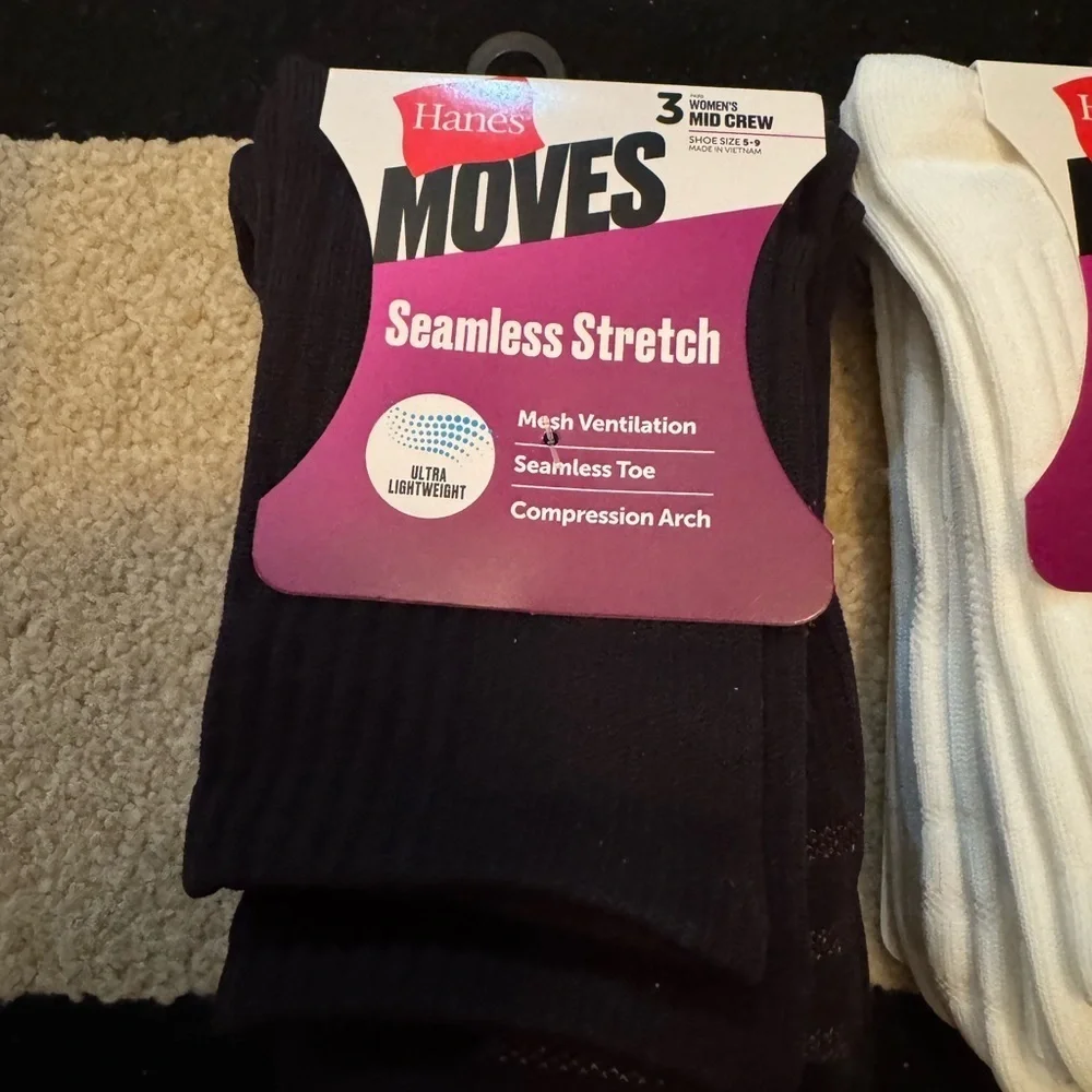 2 Hanes Moves Women Crew Sock, 3-Pack, Fits Shoe Size 5-9